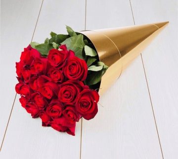 هدیه دادن دسته گل رز قرمز