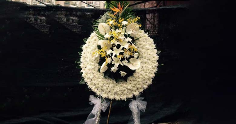 برای مراسم خاکسپاری کدام مناسب تر است؟