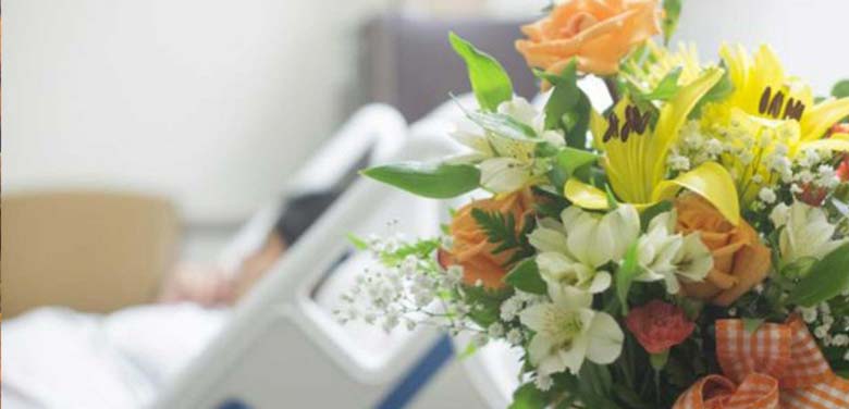 عیادت بیمار با گل مناسب