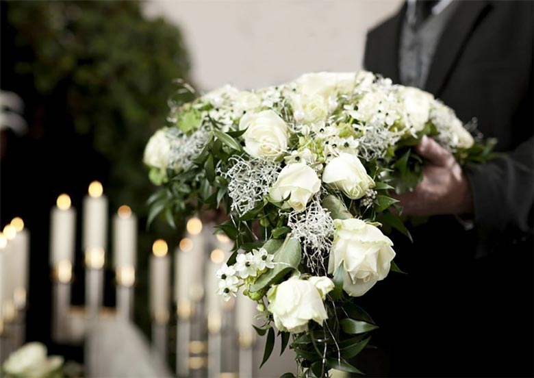 گل های سفید برای سبد گل ترحیم